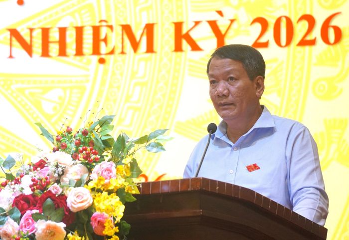 Đồng chí Nguyễn Tiến Cường, Bí thư Đảng ủy, Chủ tịch HĐND xã Thanh Trì tiếp thu ý kiến của cử tri. Ảnh: Kim Tiến