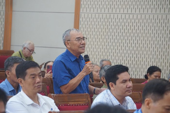 Cử tri xã Thanh Trì kiến nghị liên quan đến dự án Trục đại lộ cảnh quan sông Hồng. Ảnh: Kim Tiến