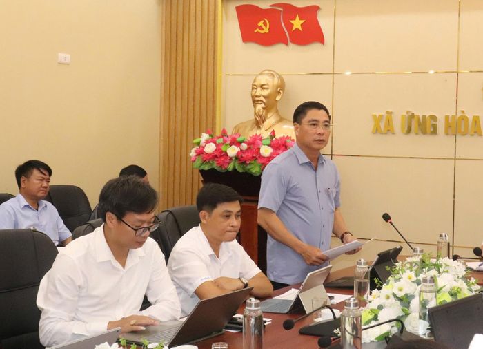 Chủ tịch UBND xã Ứng Hòa Nguyễn Đức Bình đề xuất một số giải pháp phát triển kinh tế - xã hội trong thời gian tới. Ảnh: Hoàng Sơn