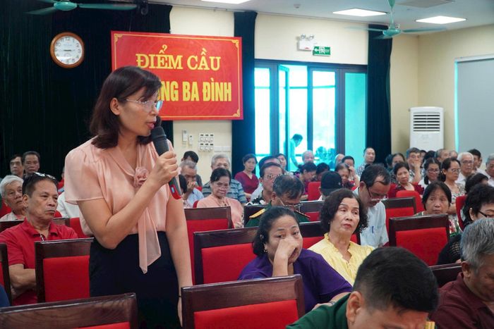 Cử tri nêu ý kiến tại hội nghị. Ảnh: Duy Anh