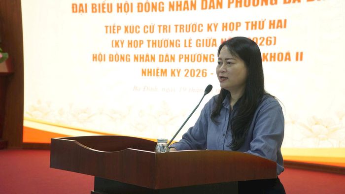 Phó Bí thư Đảng ủy, Chủ tịch UBND phường Ba Đình Phạm Thị Diễm trả lời kiến nghị của cử tri. Ảnh: Duy Anh