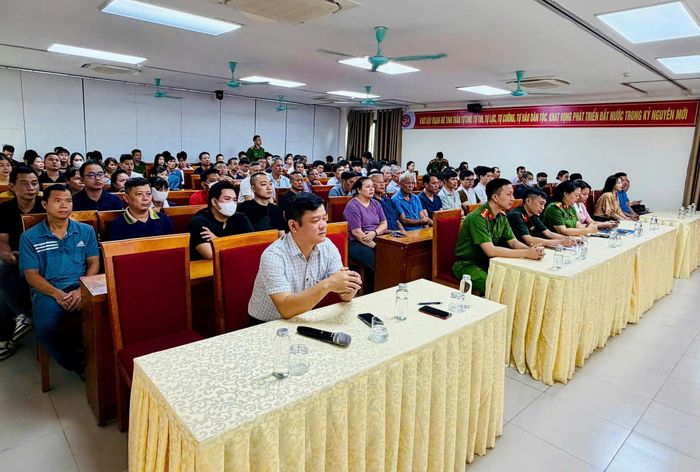 Hơn 300 chủ cơ sở, hộ kinh doanh tham gia hội nghị tuyên truyền, phổ biến kiến thức về PCCC và CNCH. Ảnh Thu Oanh