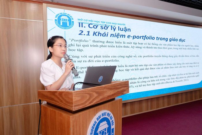Chuyên gia, giảng viên chia sẻ về ứng dụng công nghệ số trong dạy học tiếng Anh. Ảnh: Trung Kiên.