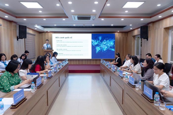 Các chuyên gia, nhà khoa học, giảng viên đến từ nhiều trường đại học, cơ sở nghiên cứu, đào tạo cùng trao đổi, tham luận tại hội thảo. Ảnh: Trung Kiên.