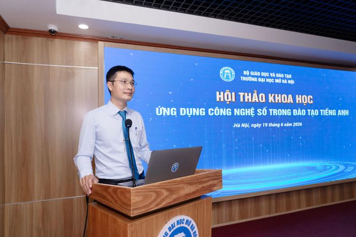 PGS.TS Hồ Ngọc Trung, Trưởng Khoa Tiếng Anh, Trường Đại học Mở Hà Nội chia sẻ tại hội thảo. Ảnh: Trung Kiên.