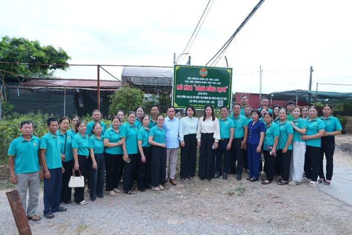Các đại biểu gắn biển mô hình "Cánh đồng sạch". Ảnh: Hoàng Anh