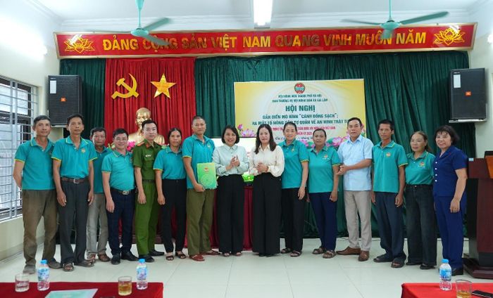 Lãnh đạo xã Gia Lâm trao quyết định thành lập Tổ Nông dân tự quản về an ninh trật tự. Ảnh: Hoàng Anh.