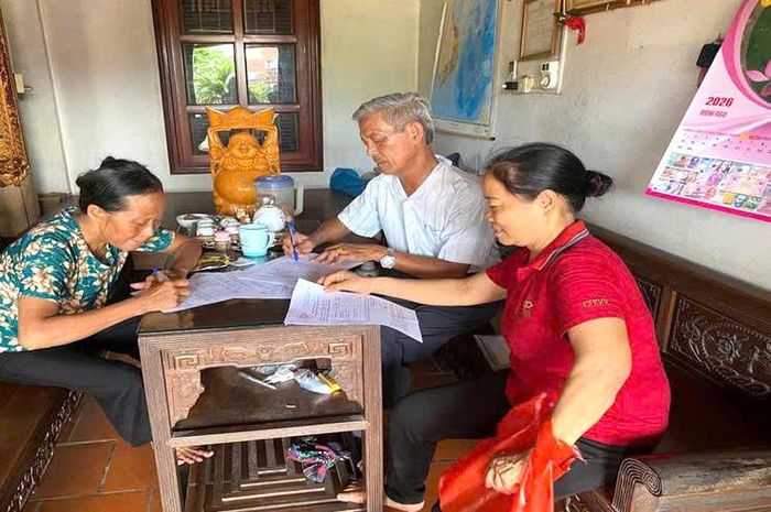 Tổ công tác lấy ý kiến người dân trong thôn. Ảnh: DH.