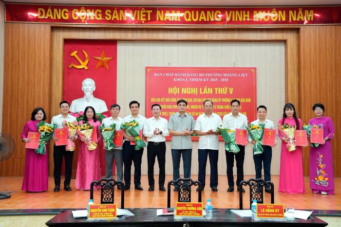 Thường trực Đảng ủy phường Hoàng Liệt đã biểu dương các cá nhân, đơn vị có nhiều thành tích trong công tác 6 tháng đầu năm 2026. Ảnh HL.