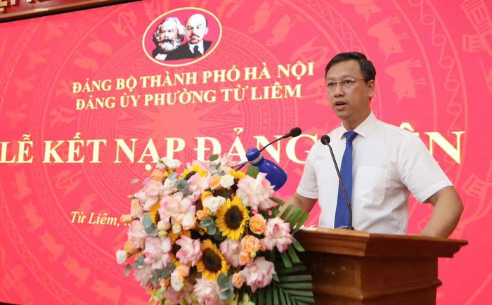 Phó Bí thư Thường trực Đảng ủy phường Từ Liêm Đỗ Khắc Đạo phát biểu tại buổi lễ. Ảnh: PV