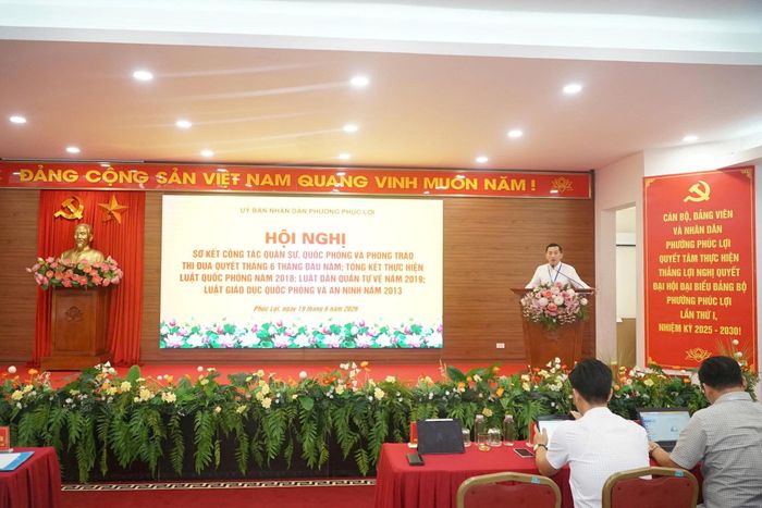 Phó Chủ tịch UBND phường Phúc Lợi Bùi Anh Tuấn phát biểu tại hội nghị. Ảnh: Nguyễn Bình