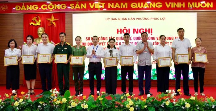 Các cá nhân được UBND phường Phúc Lợi trao thưởng. Ảnh: Nguyễn Bình