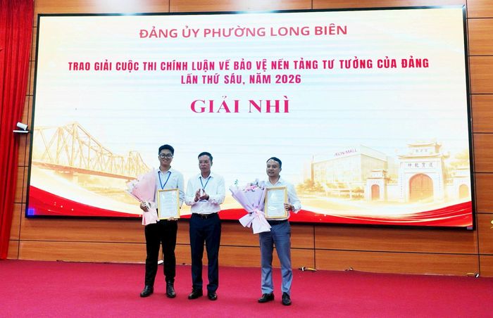Các thí sinh đạt giải Cuộc thi chính luận về bảo vệ nền tảng tư tưởng của Đảng lần thứ 6. Ảnh: Song Phúc