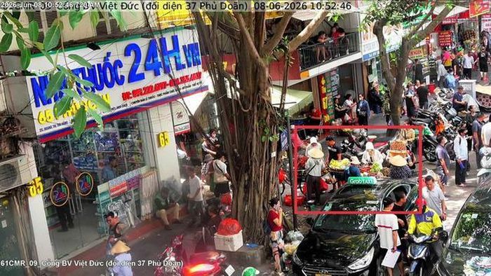 Trước cửa số 65 Phủ Doãn, phường Hoàn Kiếm: Sử dụng trái phép lòng đường, vỉa hè để bày bán hàng hóa.