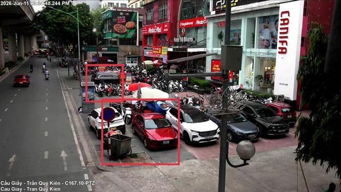 Trước cửa số 335 Cầu Giấy, phường Cầu Giấy: Đỗ xe ở vỉa hè trái quy định của pháp luật.