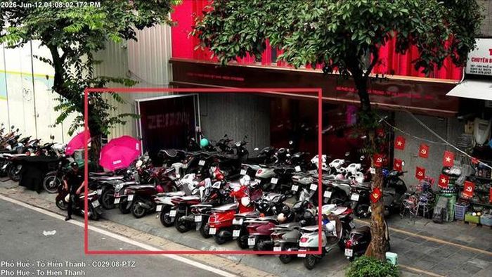 Trước cửa số 163 Phố Huế, phường Hai Bà Trưng: Sử dụng tạm thời vỉa hè vào mục đích khác mà không có giấy phép.