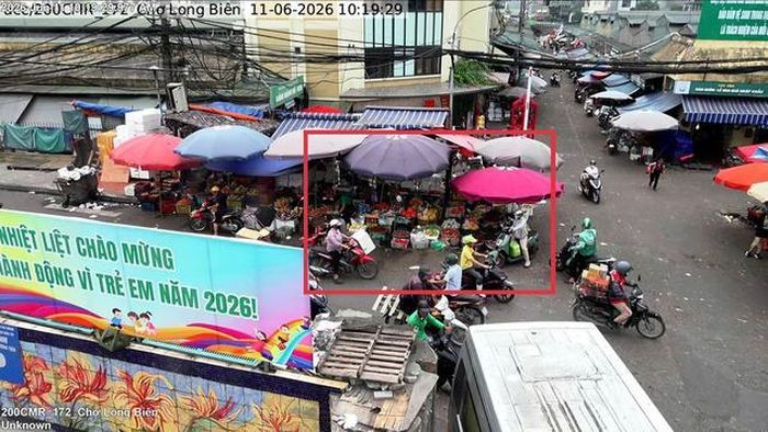 Tại cổng chợ Long Biên, phường Hồng Hà: Sử dụng trái phép lòng đường, vỉa hè để bày bán hàng hóa.