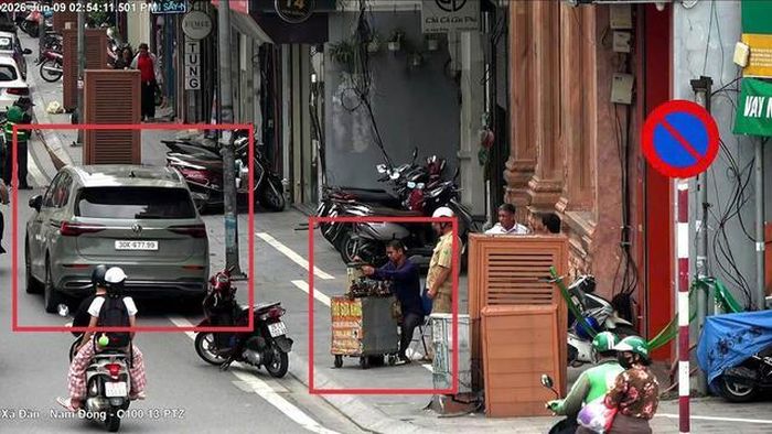 Trước cửa số 16 Nam Đồng, phường Đống Đa: Sử dụng trái phép vỉa hè để bày bán hàng hóa; Đỗ xe ô tô tại nơi có biển “Cấm đỗ xe”.