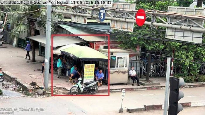 Trước bến xe Yên Nghĩa, phường Yên Nghĩa: Sử dụng trái phép vỉa hè để bày bán hàng hóa.