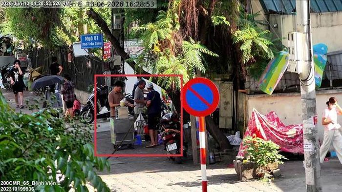 Đầu ngõ 81 Trần Cung, phường Nghĩa Đô: Sử dụng trái phép vỉa hè để bày bán hàng hóa.