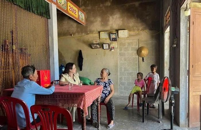 Cán bộ ngành Giáo dục và Đào tạo thăm hỏi và động viên gia đình bé Phạm Thị Thu Thảo.