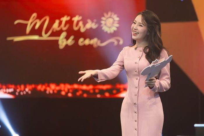 Những năm gần đây, cuộc sống của Thụy Vân càng thêm trọn vẹn khi cô đón thêm thành viên mới. Sau thời gian nghỉ sinh con gái thứ hai, nữ MC nhanh chóng trở lại công việc với nguồn năng lượng tích cực. Cô cho biết may mắn lớn nhất là luôn có gia đình bên cạnh, đặc biệt là sự hỗ trợ của chồng và người thân, giúp cô yên tâm theo đuổi đam mê nghề nghiệp.
