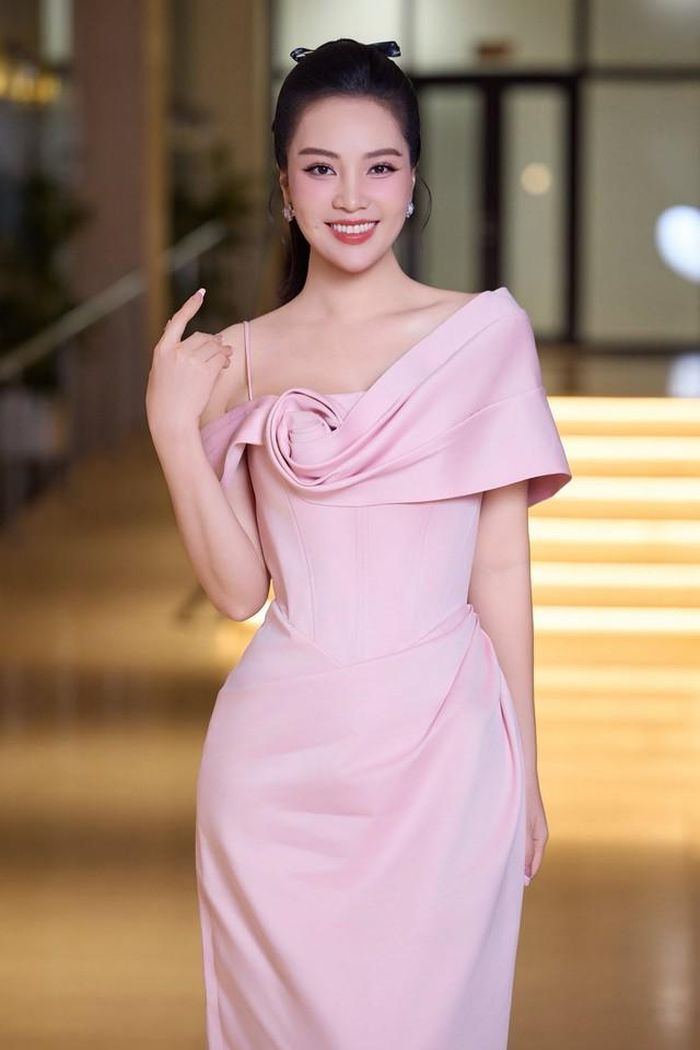 Ở tuổi U40, Thụy Vân vẫn giữ được vẻ ngoài trẻ trung, thanh lịch cùng phong thái đĩnh đạc của một người phụ nữ thành đạt. Bên cạnh sự nghiệp truyền hình vững vàng, cô còn sở hữu không gian sống sang trọng tại Hà Nội và duy trì hình ảnh đẹp, không scandal trong suốt nhiều năm hoạt động.