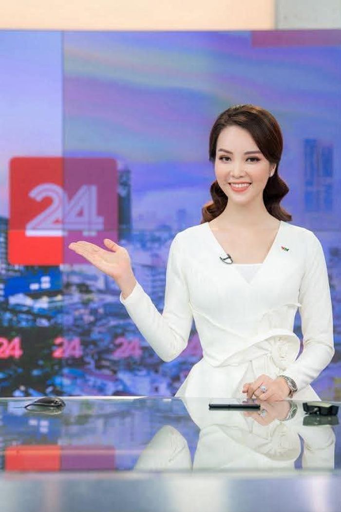 Bên cạnh nhan sắc nổi bật, cô còn được đánh giá cao bởi trình độ học vấn khi tốt nghiệp Đại học Ngoại thương và hoàn thành chương trình Thạc sĩ Quản trị Kinh doanh (MBA) với thành tích xuất sắc.