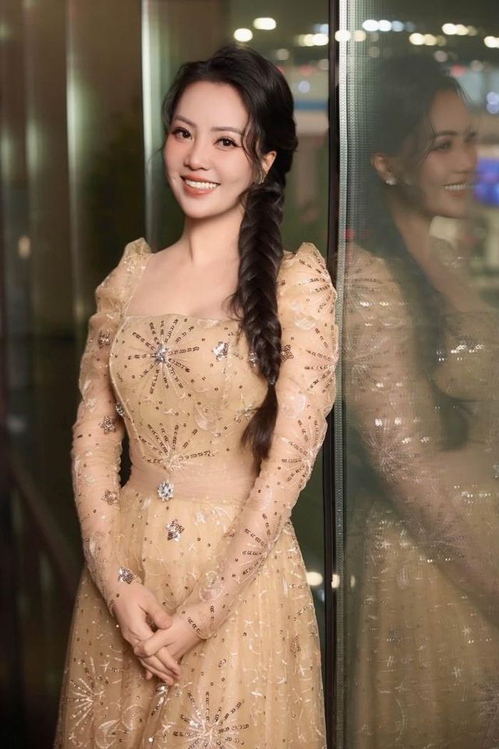 Không chỉ thành công trong công việc, Thụy Vân còn có tổ ấm khiến nhiều người ngưỡng mộ. Dù hiếm khi chia sẻ về chồng trên truyền thông, nữ BTV nhiều lần cho biết ông xã luôn là người đồng hành, ủng hộ cô trong công việc cũng như học tập. Trong thời gian theo học MBA, chồng cô thường xuyên đưa đón và động viên vợ vượt qua những áp lực học hành, công việc.