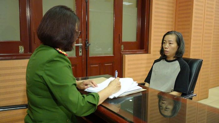 Đối tượng Trang Tuyết Ngọc tại cơ quan điều tra.