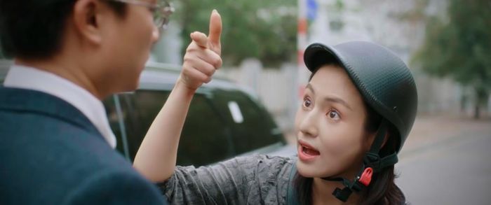 Cương dường như cảm thấy thú vị về Mai sau vụ va quệt giao thông. Ảnh VTV