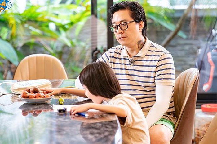 Tuấn Hưng dạy con học bài.