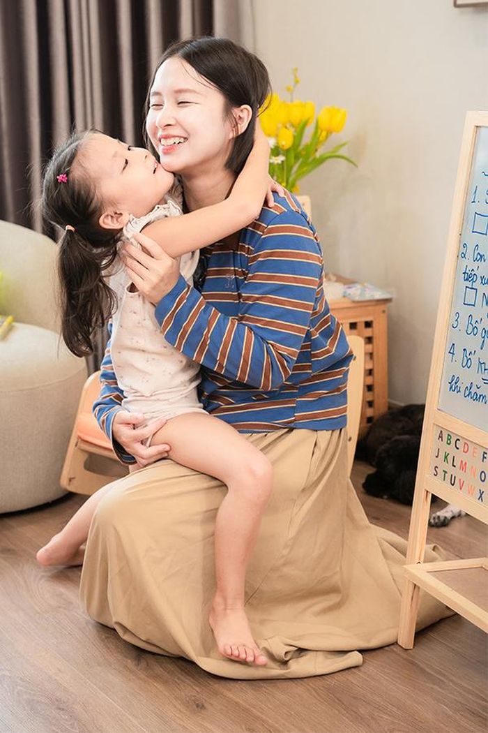 Em bé tiếng Anh MinHee bên mẹ.