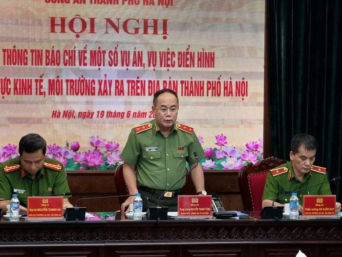 Phát biểu mở đầu buổi họp báo, Trung tướng Nguyễn Thanh Tùng, Giám đốc Công an TP Hà Nội cho biết, đến nay, cơ quan điều tra bước đầu xác định số tiền liên quan đến vụ án khoảng 2.700 tỷ đồng. Tuy nhiên, số lượng bị hại được ghi nhận mới chỉ là một phần nhỏ so với thực tế, do còn nhiều người chưa đến trình báo cơ quan chức năng.