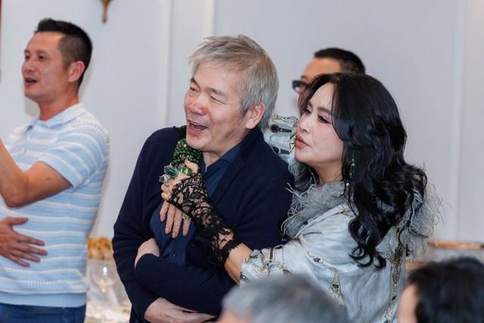 NSND Thanh Lam ngọt ngào bên chồng.