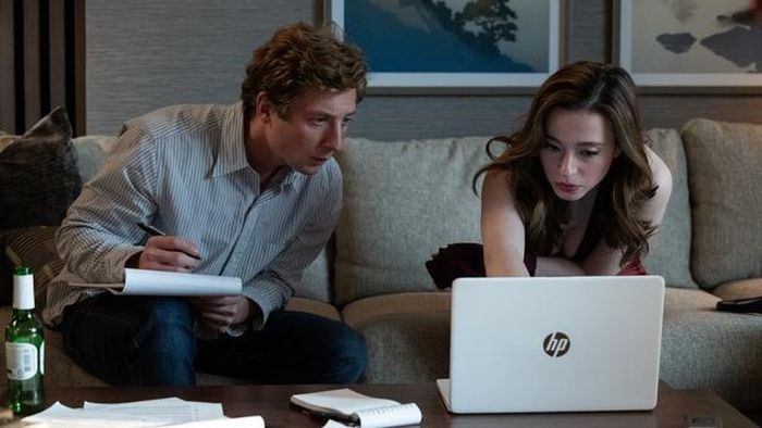 Mikey Madison và Jeremy Allen White trong "The Social Reckoning".