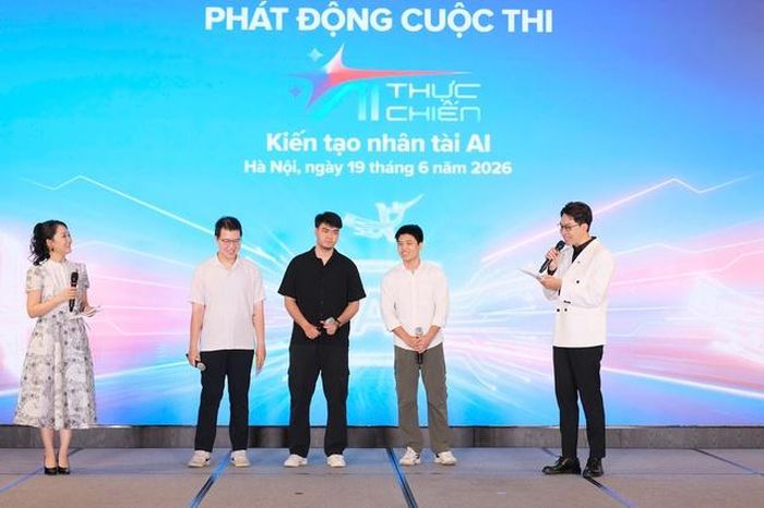 Đội "Converged" giành Giải Nhất mùa 1 chia sẻ kinh nghiệm trên sân khấu phát động "AI thực chiến" mùa 2. Ảnh: Hà Phương