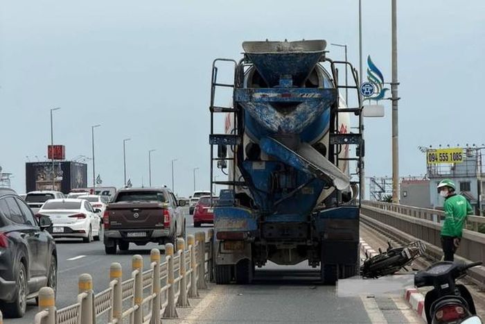 Hiện trường vụ tai nạn khiến người đi xe máy tử vong trên cầu Nhật Tân chiều 19/6. Ảnh: NDCC