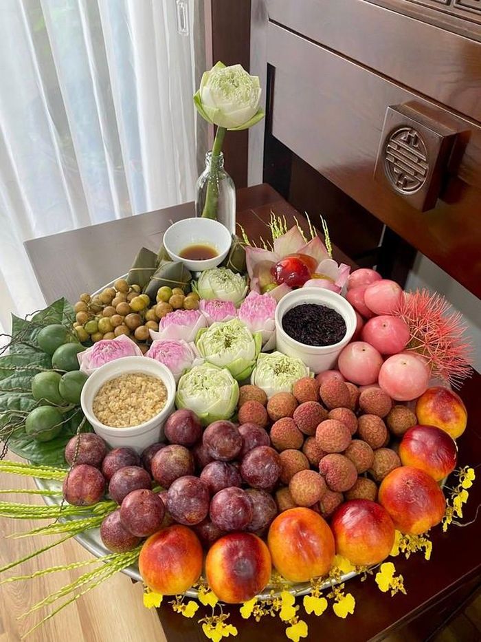 Mâm lễ cúng Tết Đoan Ngọ thường không thể thiếu các loại quả ngày hè như mận, vải, đào...Ảnh: Thu Thủy