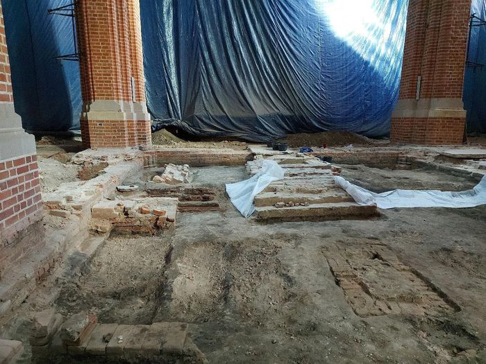 Hiện trường cuộc khai quật khảo cổ bên trong nhà thờ nổi tiếng ở Ba Lan - Ảnh: Magdalena Przysiężna-Pizarska