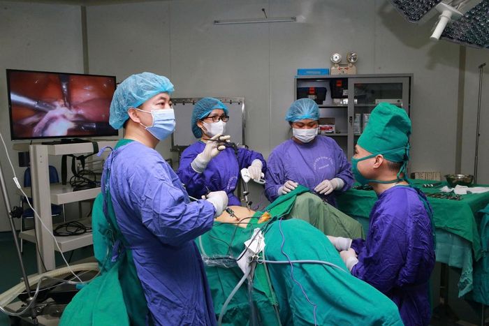 Các bác sĩ Khoa Phụ Sản - Bệnh viện 354 phẫu thuật nội soi điều trị ung thư cổ tử cung cho bệnh nhân.