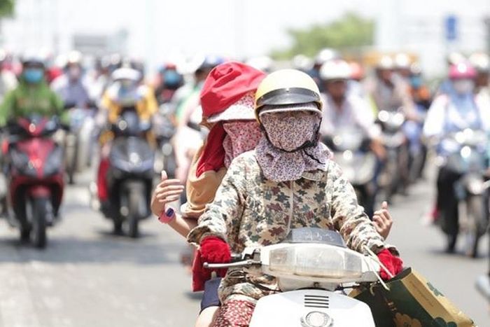 Miền Bắc nắng nóng dài ngày.