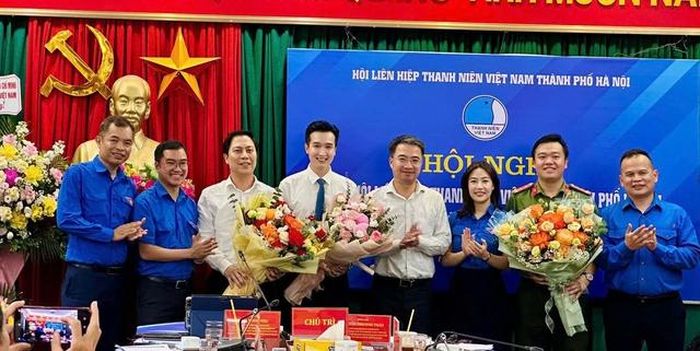 Ông Nguyễn Tường Lâm - Bí thư Trung ương Đoàn, Chủ tịch Hội LHTN Việt Nam tặng hoa chúc mừng Hội LHTN Việt Nam TP Hà Nội và các tân Chủ tịch, Phó Chủ tịch Hội.