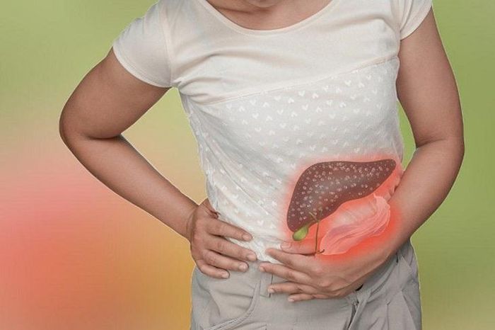 Người bệnh xơ gan mất bù thường xuất hiện tình trạng phù hai chân hoặc cổ chân.