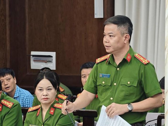 Thượng tá Đỗ Thế Thắng, Phó trưởng phòng PC03, Công an Hà Nội trao đổi về vụ án. Ảnh: PV.