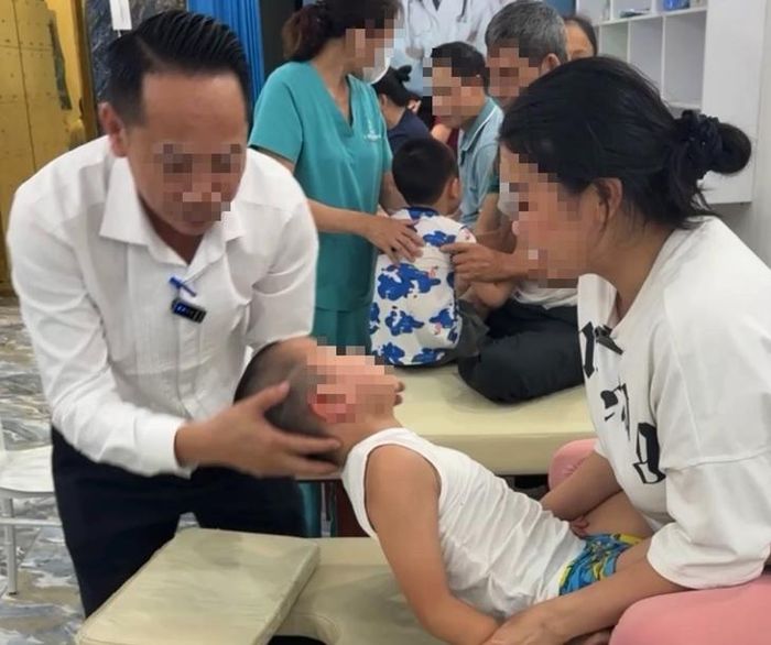 Ông Minh Hiếu nắn can thiệp cho các trẻ chậm nói, chậm phát triển trí tuệ, tăng động. Quá trình can thiệp, nhiều trẻ la hét, gồng người, giãy giụa (ảnh chụp màn hình).