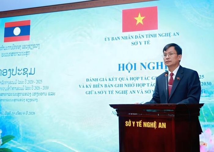 Ông Bounpheng Sinnavong, Giám đốc Sở Y tế tỉnh Xiêng Khoảng phát biểu tại buổi làm việc.