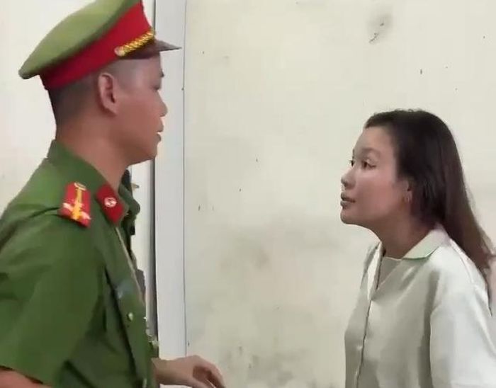 Đối tượng Mạc Thị Thùy Linh (bên phải) có hành vi chống người thi hành công vụ. Ảnh: Công an tỉnh Thái Nguyên.