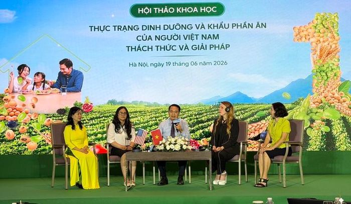 Các đại biểu giải đáp câu hỏi của khách mời tại phiên thảo luận.