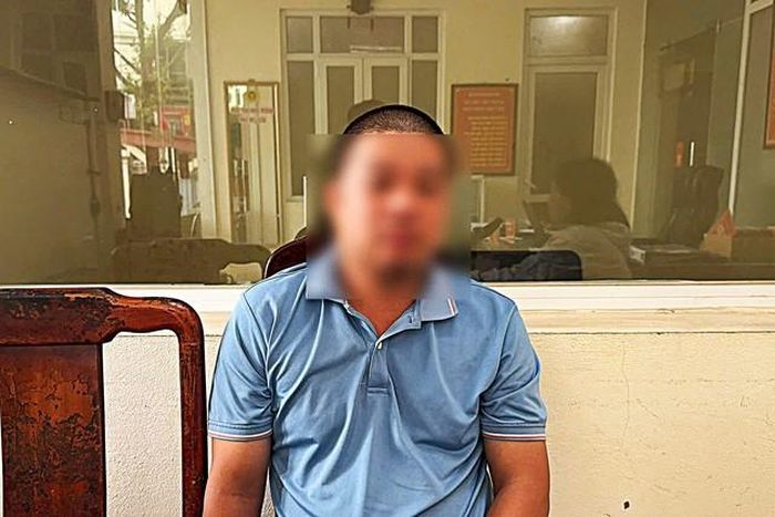 Người đàn ông tại Hà Nội được đưa về cơ quan công an sau khi có hành vi chặn xe chuyên dụng, cản trở CSGT làm nhiệm vụ.